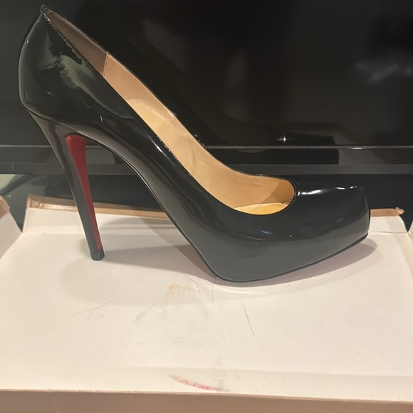 Size 42 fits more like a 10 rather than an 11. Comes with box & shoe bags - Picture 9 of 11